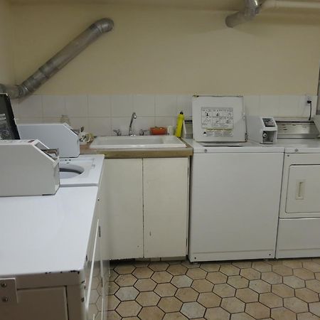 Tropicana Suite Hotel Vancouver Bagian luar foto