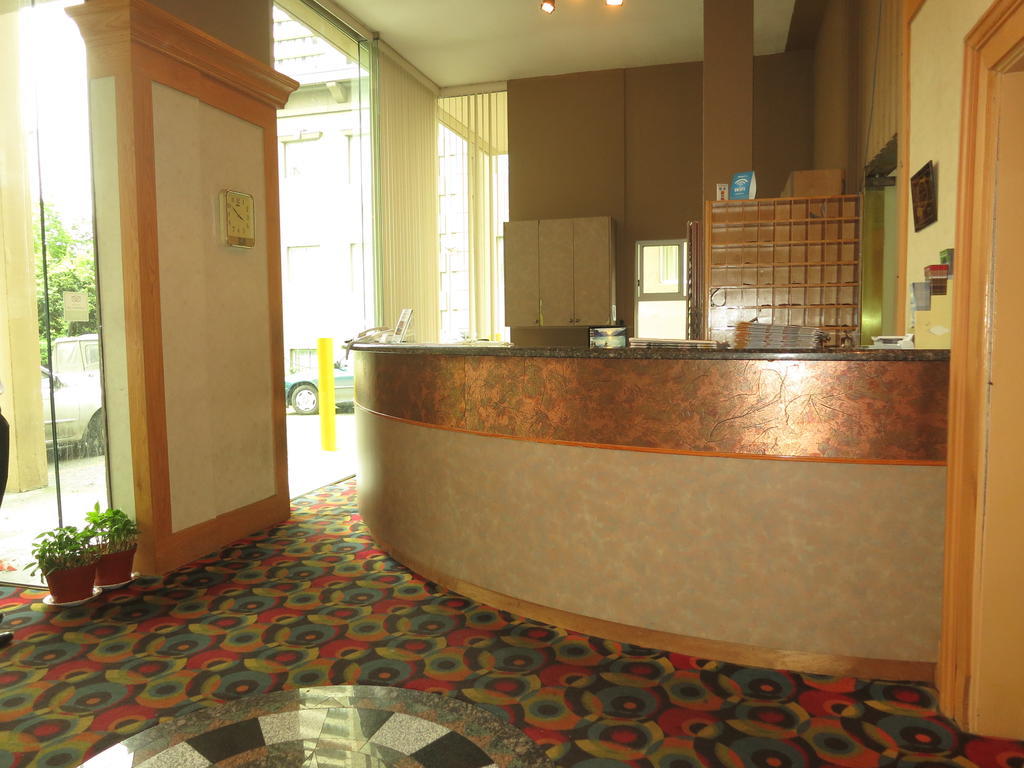 Tropicana Suite Hotel Vancouver Bagian luar foto