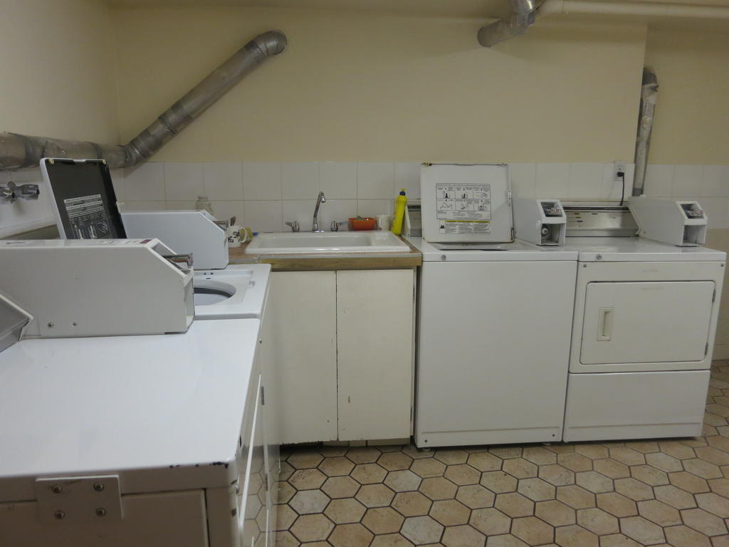 Tropicana Suite Hotel Vancouver Bagian luar foto